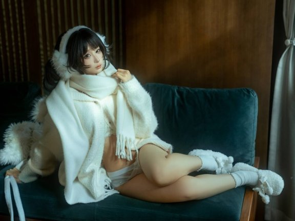 蠢沫沫COS太绝了!白色毛衣+窗边暖阳拿捏松弛感慵懒少女
