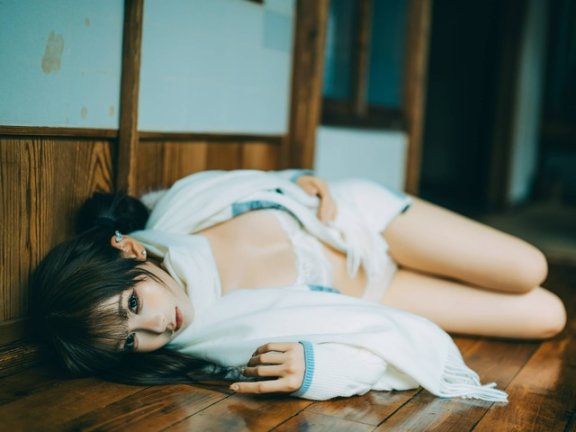 蠢沫沫暖冬少女赏析:纯白针织与木质光影下的日系COS美学