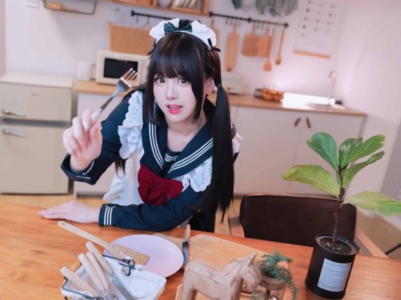 miko酱ww黑白女仆COS:厨房光影与二次元双马尾甜美碰撞