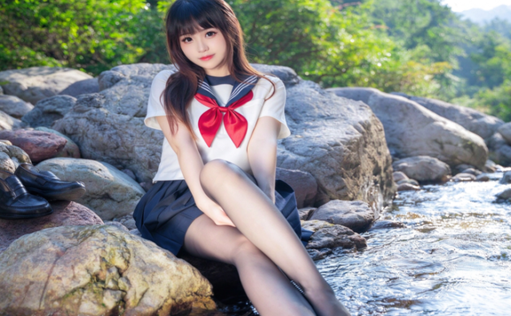 miko酱ww小小溪流cos赏析:学妹JK制服叠穿泳装的自然美学