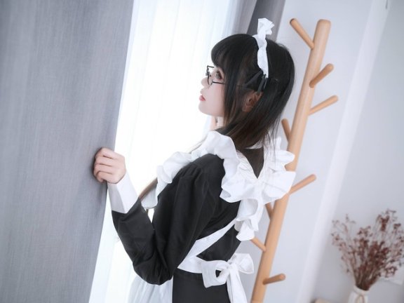 当正统女仆遇上文学知性:miko酱ww居家COS的克制与性感